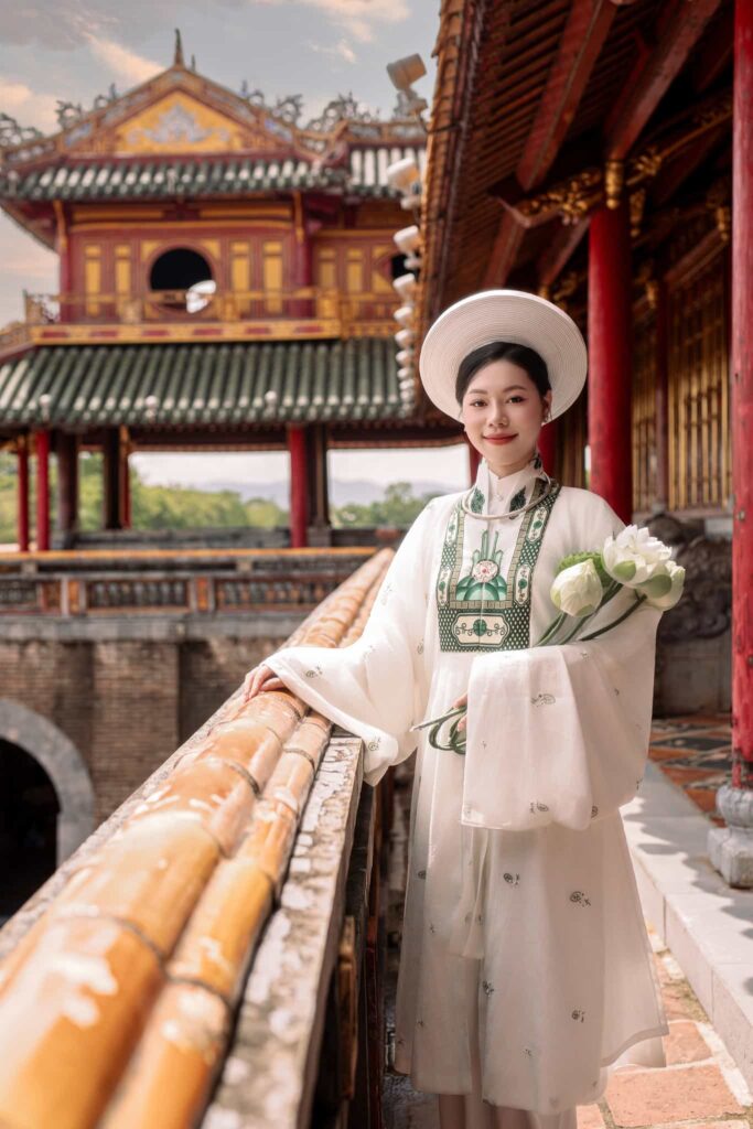 GenZ trải nghiệm mặc Việt Phục check in tại Đại Nội Huế
