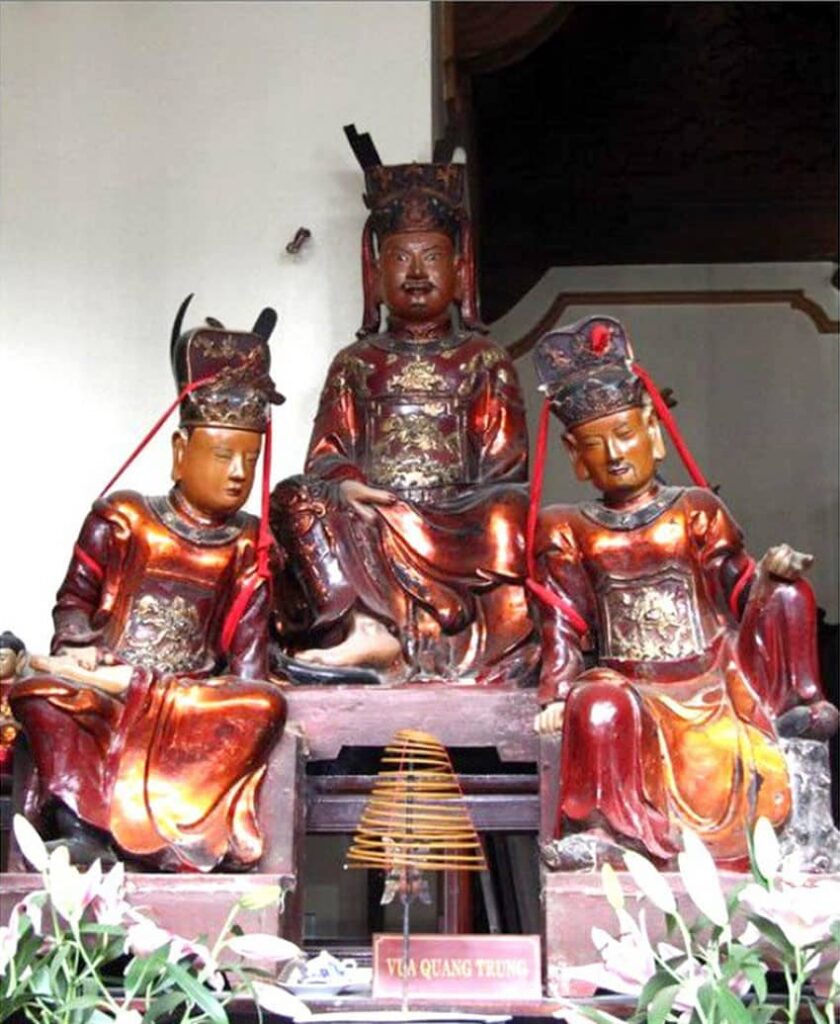 Tượng vua Quang Trung chùa Bộc (Hà Nội) và hai vị triều thần phối hưởng đều đội mũ Xung Thiên, Bổ phục Kỳ Lân, theo mô típ tạo tượng Tk XVIII