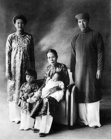 Vua Bảo Đại, hoàng hậu Nam Phương và hoàng thái hậu Đoan Huy trong trang phục áo dài truyền thống cùng công chúa Phương Mai và Phương Dung