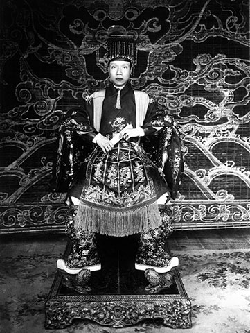 Vua Khải Định mặc áo tế Giao, đội mũ bình thiên, ngự trên ngai vàng