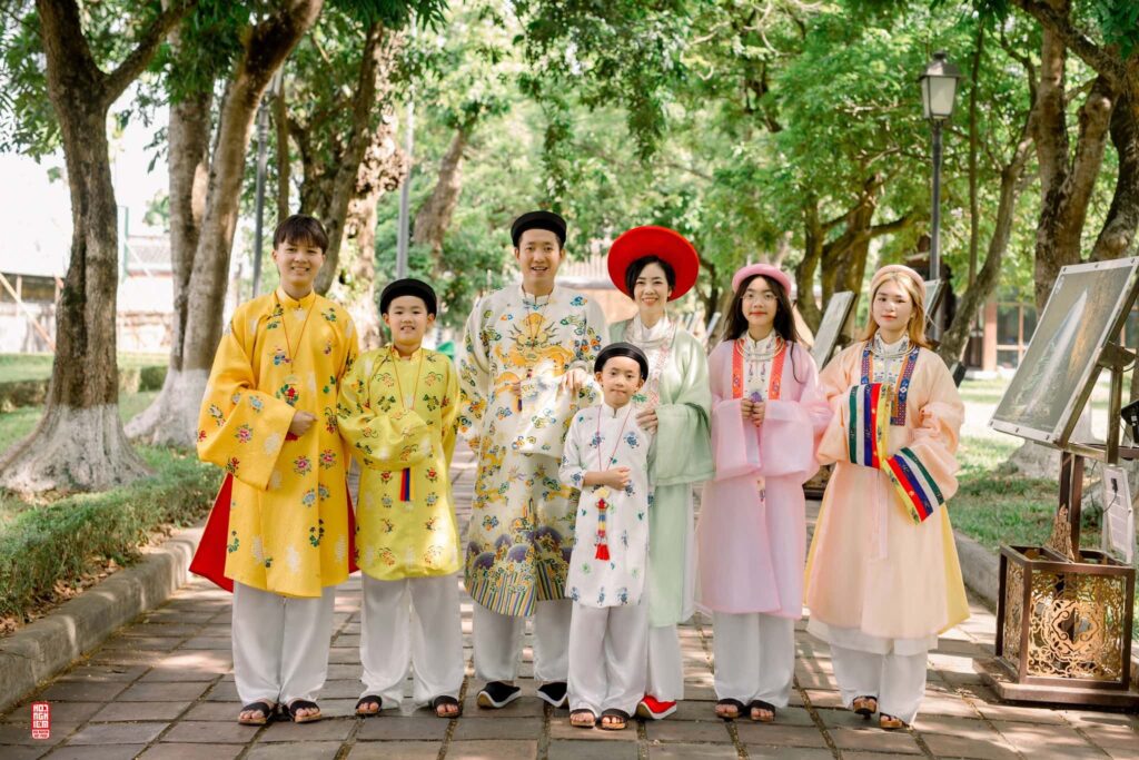 Thuê áo dài Tết online (bao ship toàn quốc) với trang phục đa dạng, nhiều kích cỡ, màu sắc phù hợp cho toàn bộ thành viên trong gia đình Thuê áo dài Tết online (bao ship toàn quốc) với trang phục đa dạng, nhiều kích cỡ, màu sắc phù hợp cho toàn bộ thành viên trong gia đình