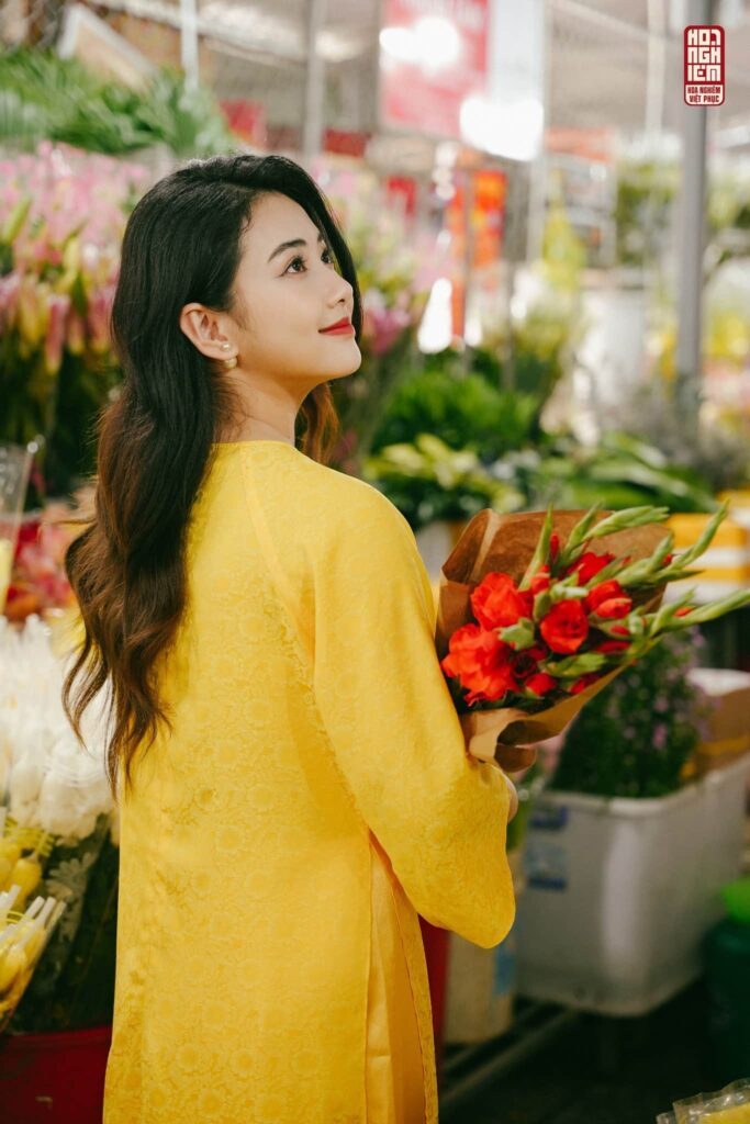 Thuê áo dài màu vàng chụp ảnh Tết Huế Áo dài màu vàng chụp ảnh Tết tại Huế