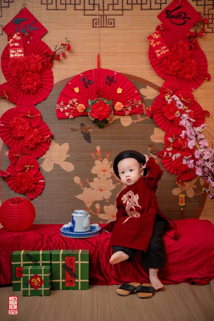 Bé 1 tuổi mặc áo dài đỏ truyền thống chụp ảnh Tết tại Hoa Nghiêm Việt Phục Huế