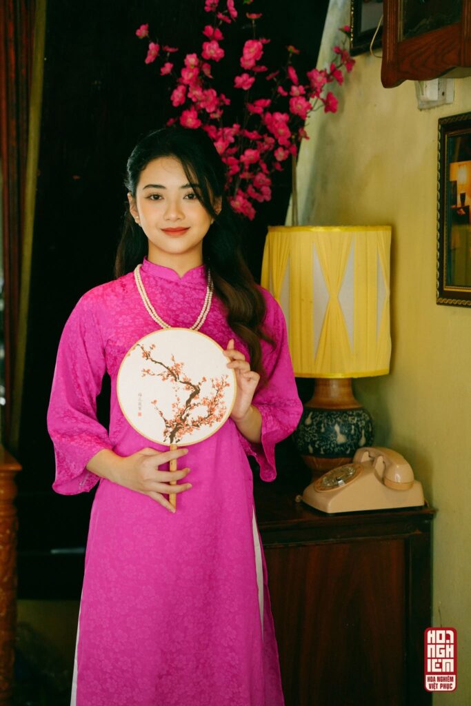 Thuê áo dài suông chụp ảnh Tết tại Huế Thiếu nữ mặc áo dài màu hồng chụp ảnh Tết truyền thống tại Huế