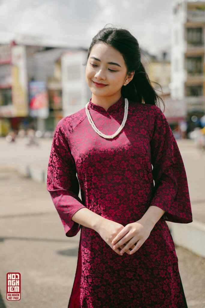 Thuê áo dài Tết online với lựa chọn áo dài suông màu đỏ mận đang được nhiều khách hàng yêu thích Thuê áo dài Tết online với lựa chọn áo dài suông màu đỏ mận đang được nhiều khách hàng yêu thích