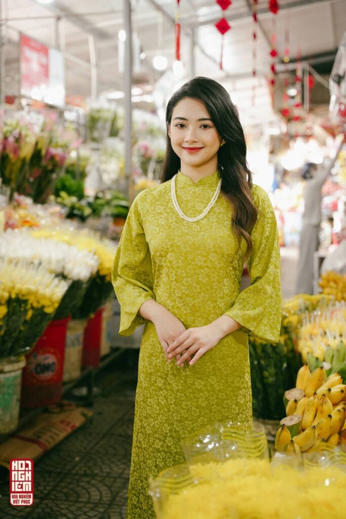 Thuê áo dài suông màu xanh lá mạ cho một mùa tết thật tươi mới Thuê áo dài suông màu xanh lá mạ cho một mùa tết thật tươi mới