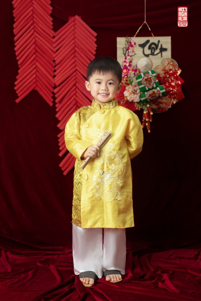 Các mẹ đã thuê áo dài tết online cho bé nhà mình chưa? Liên hệ ngay Hoa Nghiêm Việt Phục nhé Các mẹ đã thuê áo dài tết online cho bé nhà mình chưa? Liên hệ ngay Hoa Nghiêm Việt Phục nhé