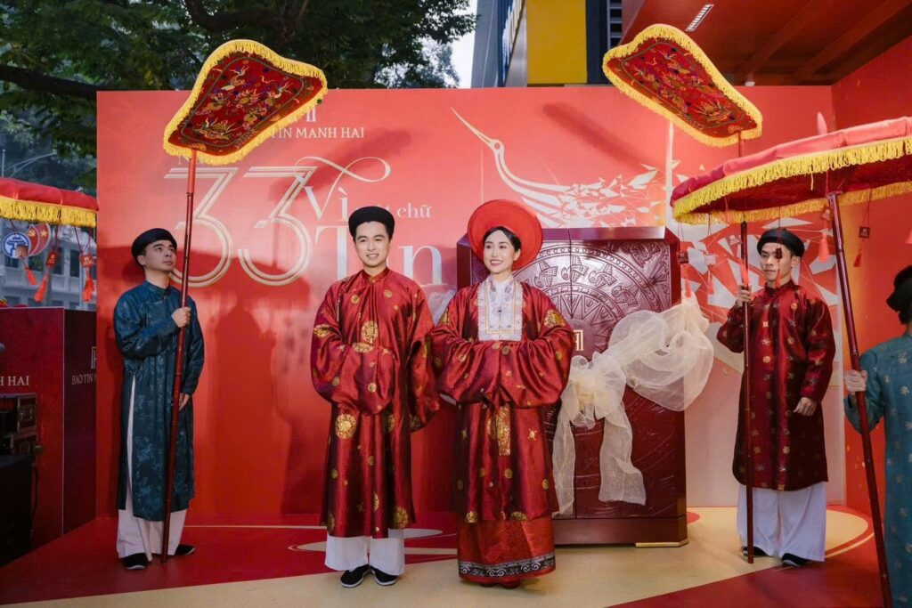 Cô dâu chú rể có mặt tại tư gia chuẩn bị đợi nhận sính lễ từ bậc sinh thành