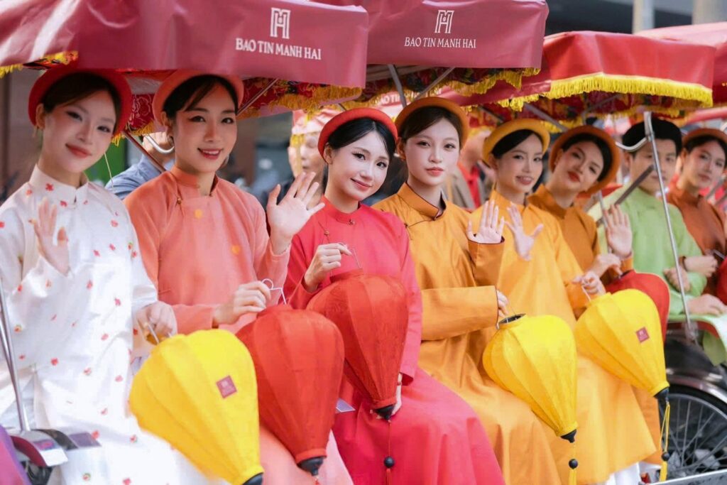 Các dàn phù dâu phù rể mô phỏng lại đoàn rước dâu tại sự kiện Bách Hoa Hỷ Sự