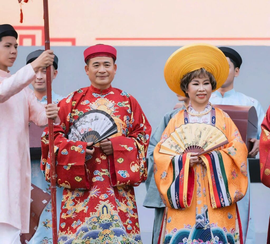 Ba mẹ cô dâu trong trang phục truyền thống của Hoa Nghiêm Việt Phục