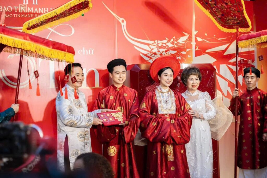 Gia đình cô dâu chú rể vui vẻ chụp check in cùng quà cưới