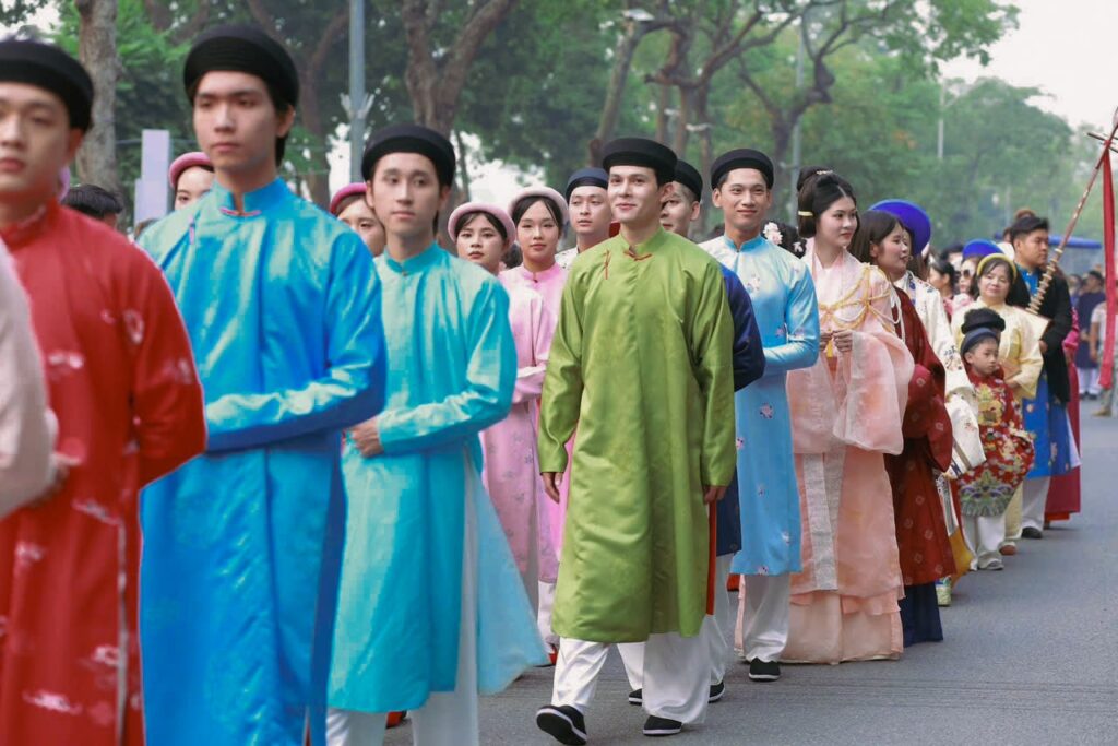 Đông đảo người dân tham gia đồng hành cùng sự kiện Bách Hoa Hỷ Sự