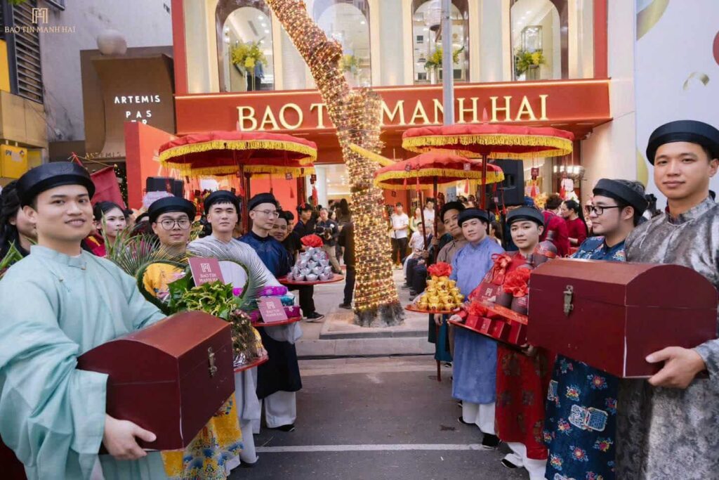 Mô phỏng lại đoàn sính lễ cưới thời xưa tại sự kiện Bách Hoa Hỷ Sự