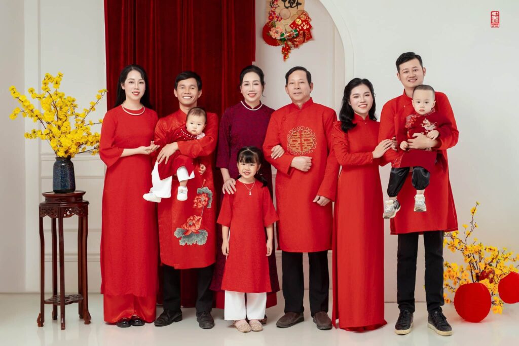 Thuê áo dài Tết online cho cả gia đình (Ship toàn quốc) Thuê áo dài Tết online cho cả gia đình (Ship toàn quốc)