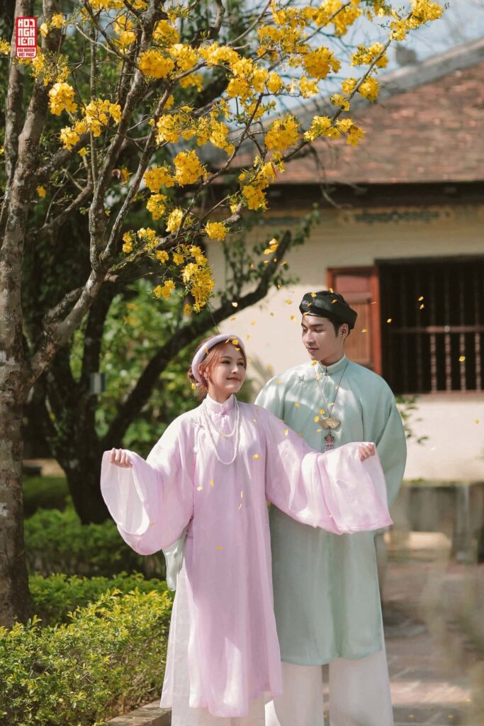 Chụp ảnh cổ phục đôi Tết tại Huế – Hoa Nghiêm Việt Phục Chụp ảnh Cổ phục đôi nam nữ dưới hoa mai vàng dịp Tết tại Huế