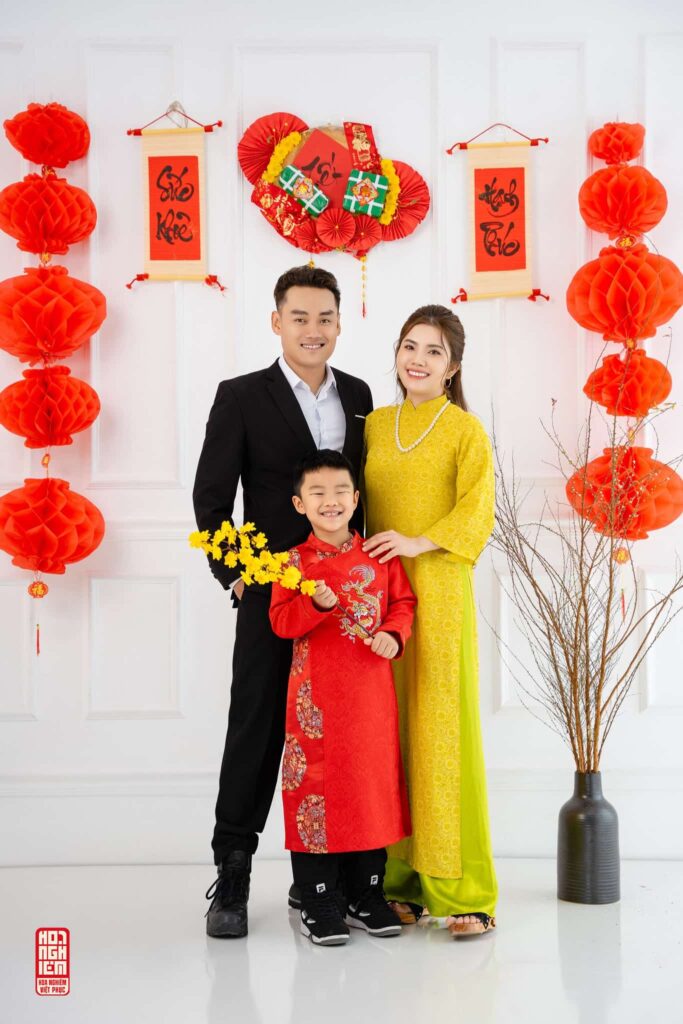 Chụp ảnh áo dài gia đình Tết tại Huế Gia đình mặc áo dài truyền thống chụp ảnh Tết tại studio ở Huế