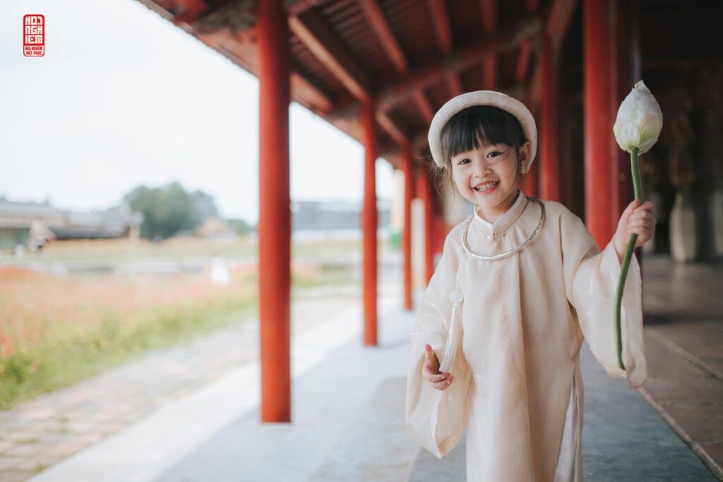 Bé gái mặc cổ phục màu lông chuột chụp ảnh xuân tại Hoa Nghiêm Việt Phục Huế