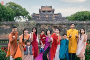 Gia đình nhiều thế hệ chụp ảnh Tết tại Hoàng thành Huế