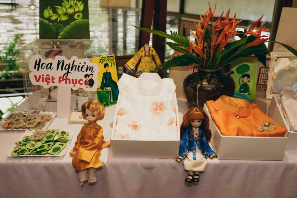 Gian hàng trưng bày Hoa Nghiêm Việt Phục tại sự kiện Ăn vóc, Học hay