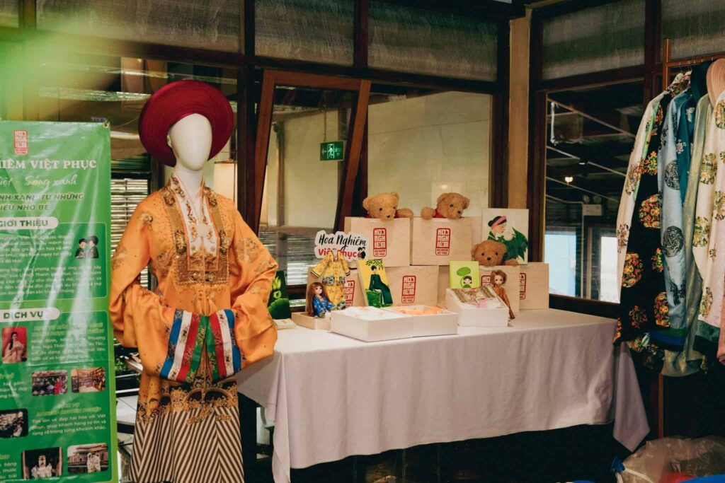 Gian hàng trưng bày Hoa Nghiêm Việt Phục tại sự kiện Ăn vóc, Học hay