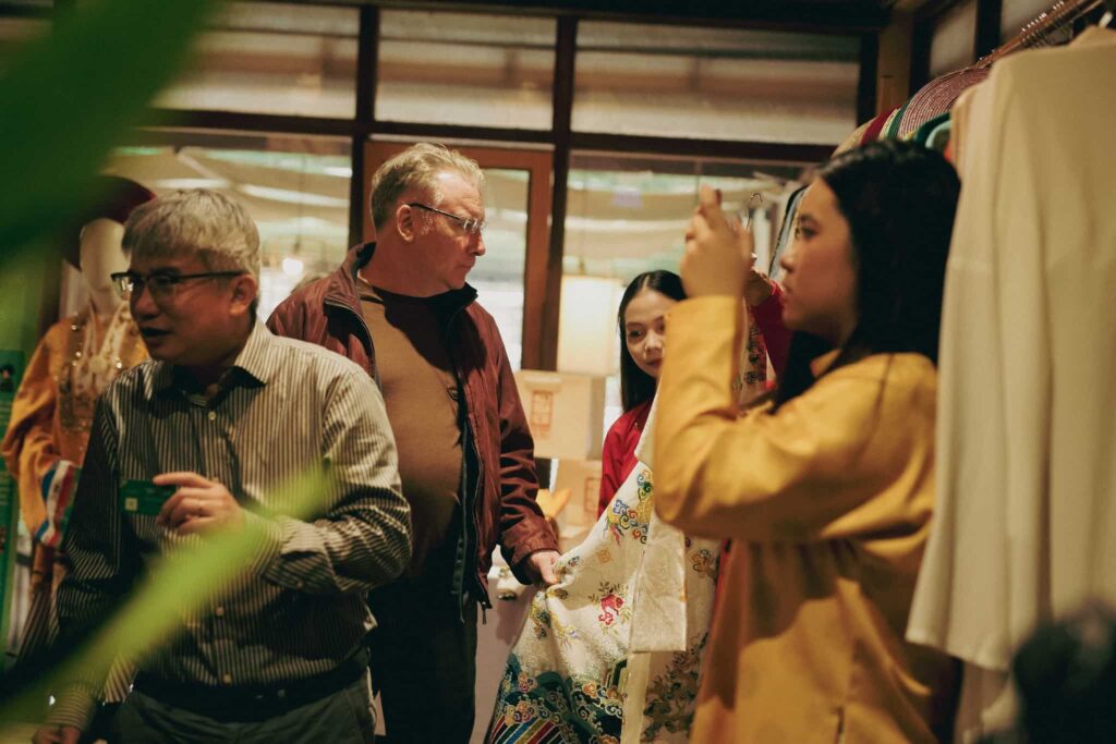 Khách tham quan gian hàng Hoa Nghiêm Việt Phục tại Ngày hội Di sản Văn hóa Việt Nam 2025 với chủ đề "Ăn vóc, học hay"