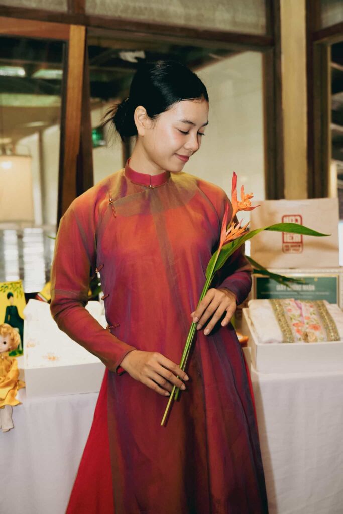 Khách tham quan gian hàng Hoa Nghiêm Việt Phục tại Ngày hội Di sản Văn hóa Việt Nam 2025 với chủ đề "Ăn vóc, học hay"