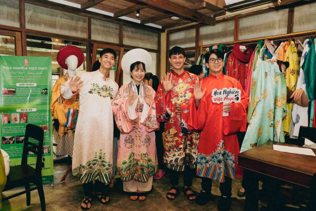 Khách tham quan gian hàng Hoa Nghiêm Việt Phục tại Ngày hội Di sản Văn hóa Việt Nam 2025 với chủ đề "Ăn vóc, học hay"