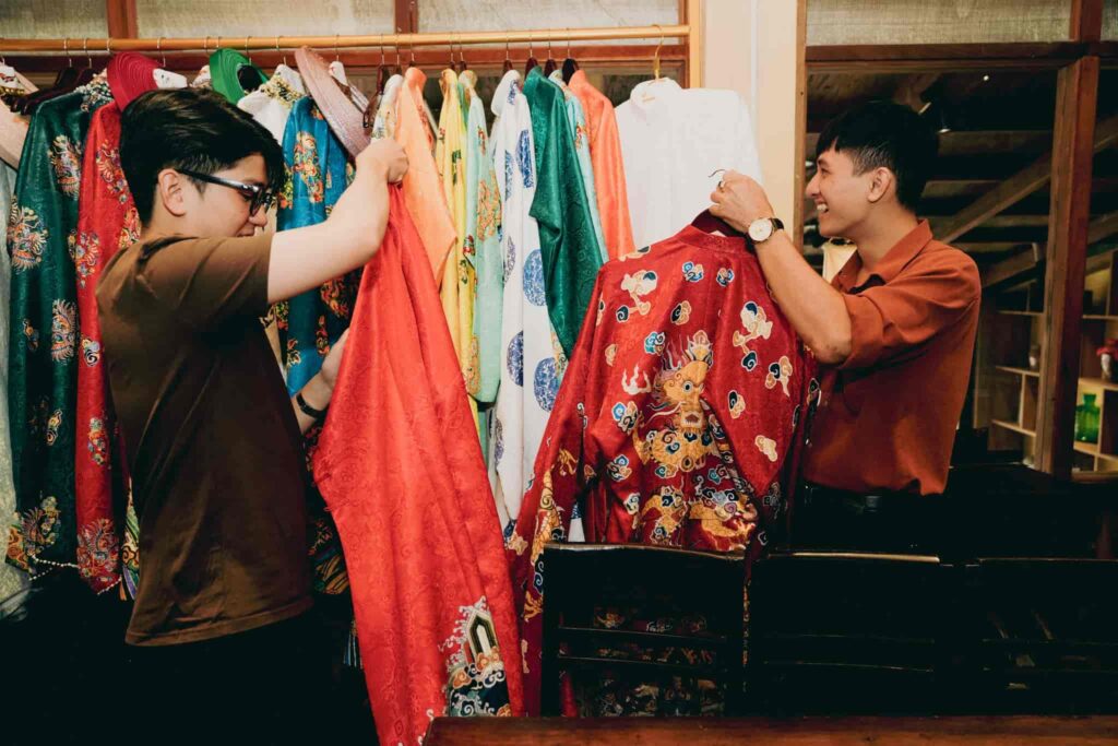 Khách tham quan gian hàng Hoa Nghiêm Việt Phục tại Ngày hội Di sản Văn hóa Việt Nam 2025 với chủ đề "Ăn vóc, học hay"