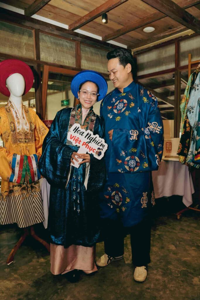 Khách tham quan gian hàng Hoa Nghiêm Việt Phục tại Ngày hội Di sản Văn hóa Việt Nam 2025 với chủ đề "Ăn vóc, học hay"