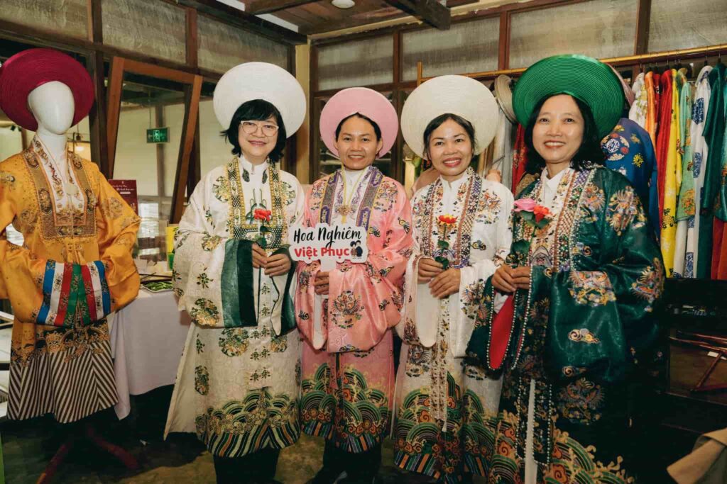 Khách tham quan gian hàng Hoa Nghiêm Việt Phục tại Ngày hội Di sản Văn hóa Việt Nam 2025 với chủ đề "Ăn vóc, học hay"