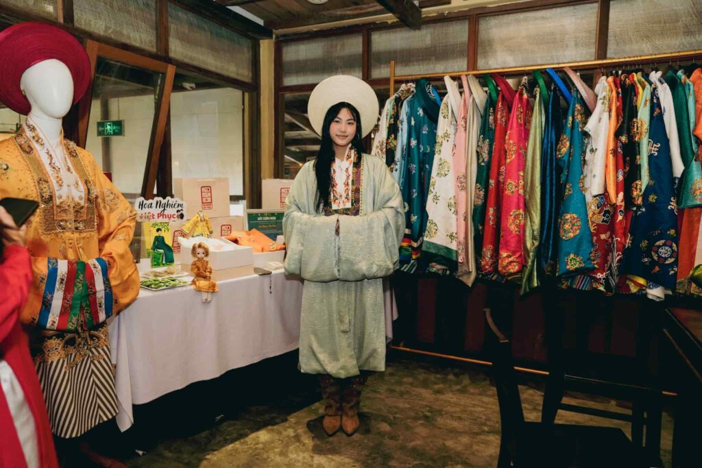 Khách tham quan gian hàng Hoa Nghiêm Việt Phục tại Ngày hội Di sản Văn hóa Việt Nam 2025 với chủ đề "Ăn vóc, học hay"