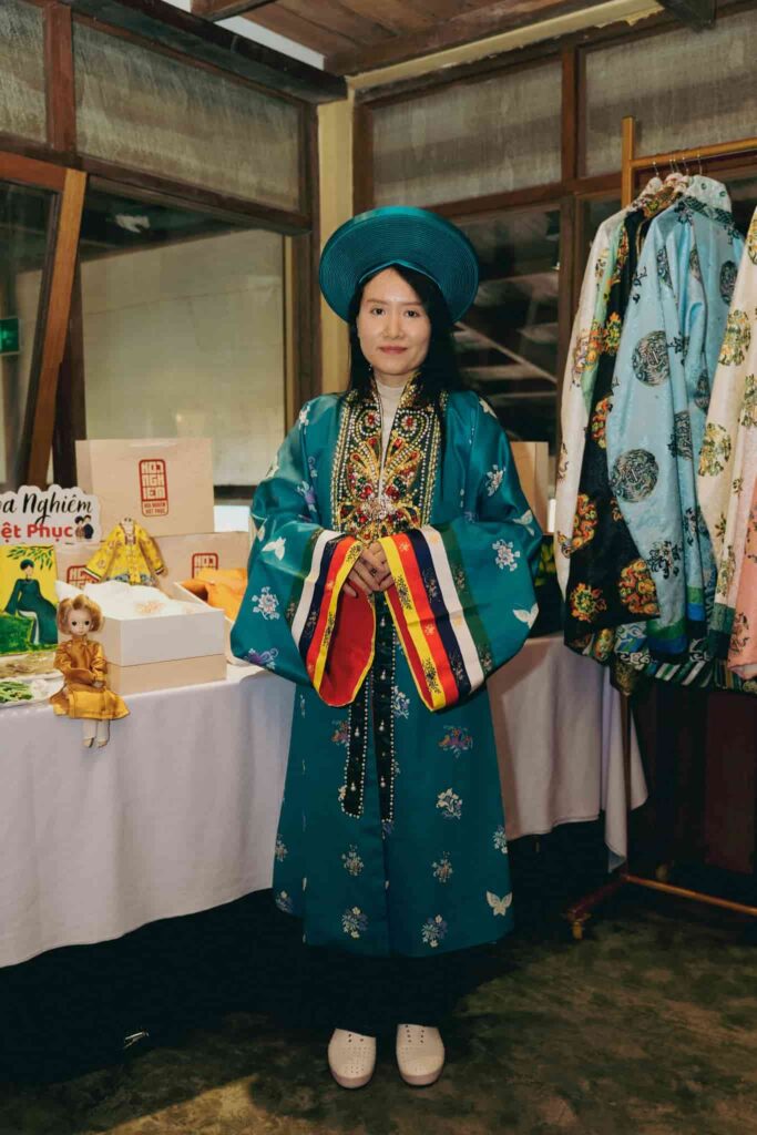 Khách tham quan gian hàng Hoa Nghiêm Việt Phục tại Ngày hội Di sản Văn hóa Việt Nam 2025 với chủ đề "Ăn vóc, học hay"