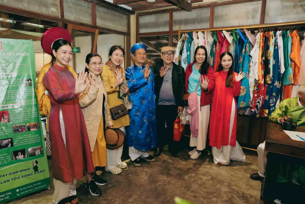 Khách tham quan gian hàng Hoa Nghiêm Việt Phục tại Ngày hội Di sản Văn hóa Việt Nam 2025 với chủ đề "Ăn vóc, học hay"