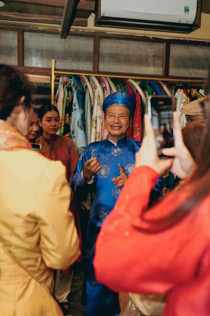 Khách tham quan gian hàng Hoa Nghiêm Việt Phục tại Ngày hội Di sản Văn hóa Việt Nam 2025 với chủ đề "Ăn vóc, học hay"