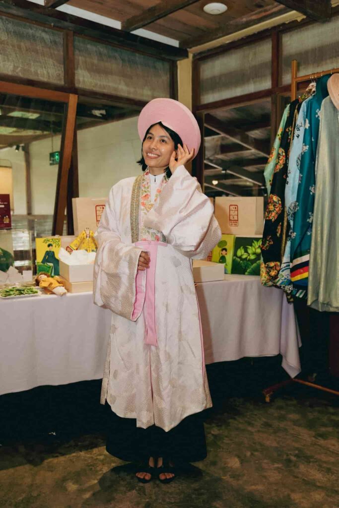 Khách tham quan gian hàng Hoa Nghiêm Việt Phục tại Ngày hội Di sản Văn hóa Việt Nam 2025 với chủ đề "Ăn vóc, học hay"