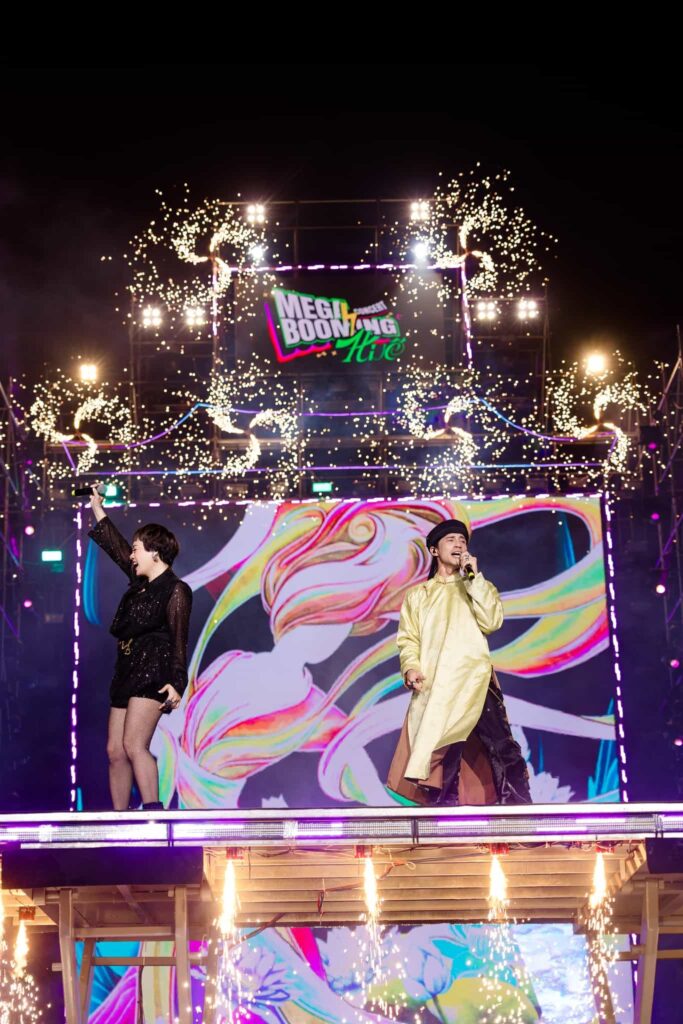 Ca sĩ Phạm Anh Khoa mang trang phục Hoa Nghiêm Việt Phục trình diễn tại sự kiện Mega Booming 2025 Ca sĩ Phạm Anh Khoa mang trang phục Hoa Nghiêm Việt Phục trình diễn tại sự kiện Mega Booming 2025