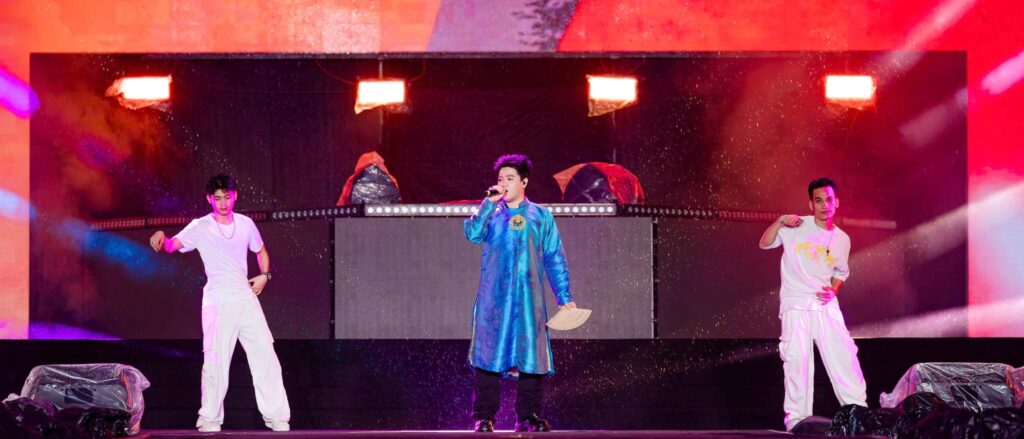 Ca sĩ Trung I.U mang trang phục Hoa Nghiêm Việt Phục trình diễn tại sự kiện Mega Booming 2025 Ca sĩ Trung I.U mang trang phục Hoa Nghiêm Việt Phục trình diễn tại sự kiện Mega Booming 2025