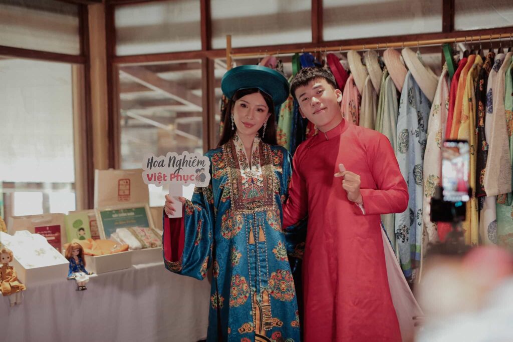 Hoa Nghiêm Việt Phục may mắn được đồng hành cùng Miss Cosmo 2025 để lan tỏa văn hóa việt đến bạn bè quốc tế Hoa Nghiêm Việt Phục may mắn được đồng hành cùng Miss Cosmo 2025 để lan tỏa văn hóa việt đến bạn bè quốc tế