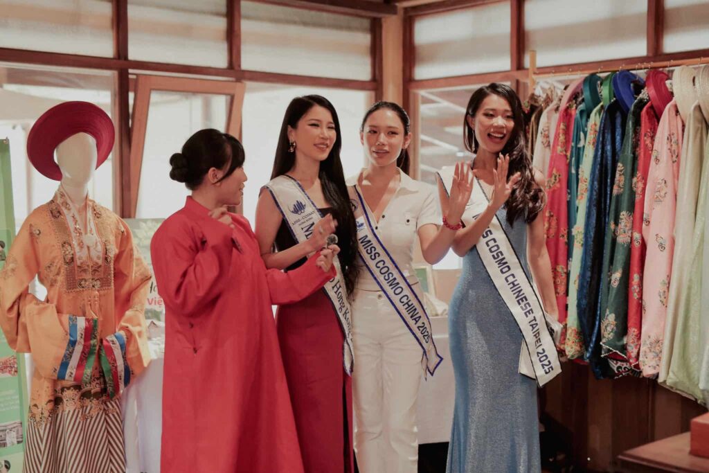 Miss Cosmo trải nghiệm Cổ phục của Hoa Nghiêm Việt Phục