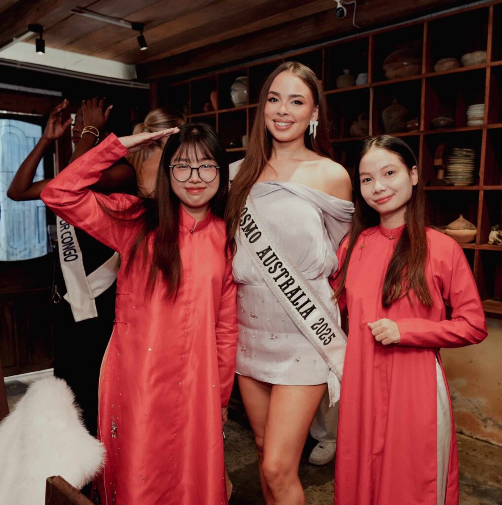 Miss Cosmo Australia gặp gỡ Hoa Nghiêm Việt Phục - Sự giao thoa giữa nhan sắc quốc tế và tinh hoa văn hóa Việt