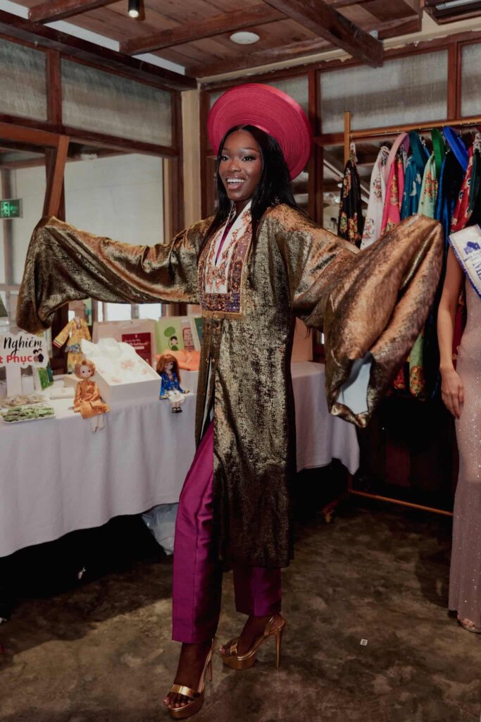 Miss Cosmo trải nghiệm Cổ phục của Hoa Nghiêm Việt Phục - Sự giao thoa giữa nhan sắc quốc tế và tinh hoa văn hóa Việt