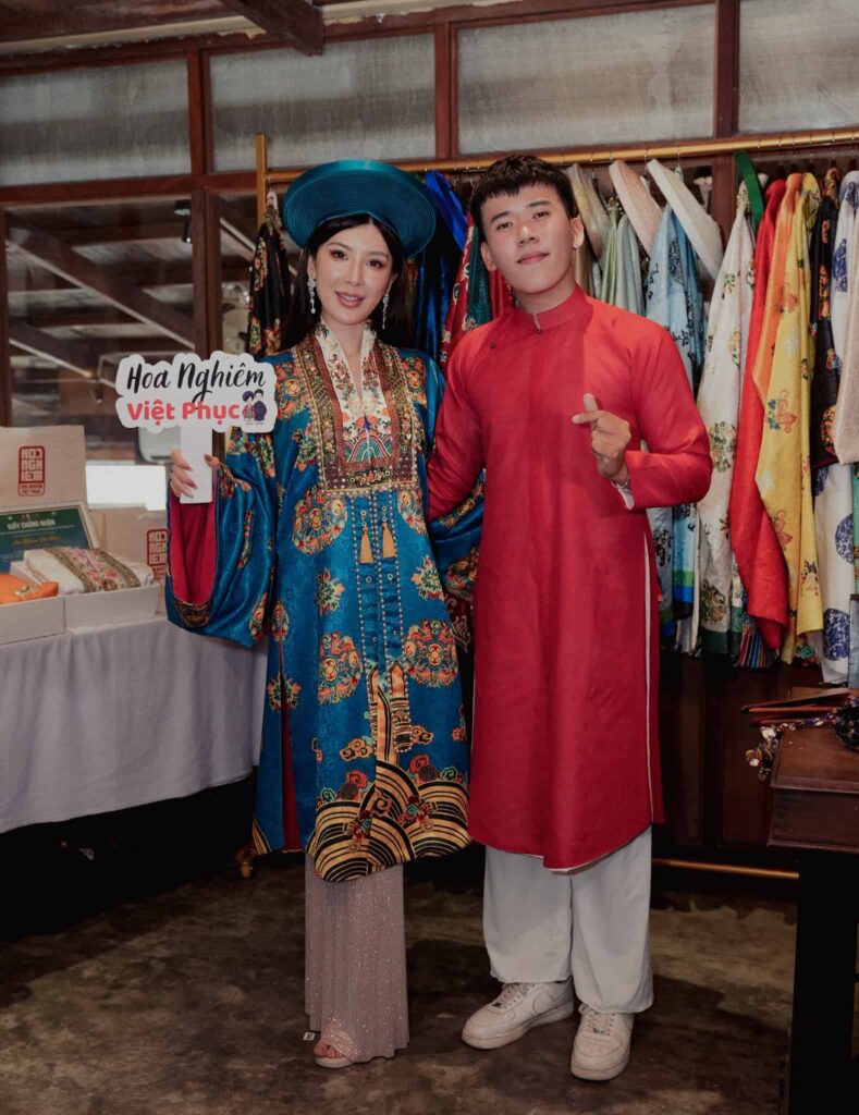 Miss Cosmo Macau rạng rỡ trong bộ Cổ phục của Hoa Nghiêm Việt Phục