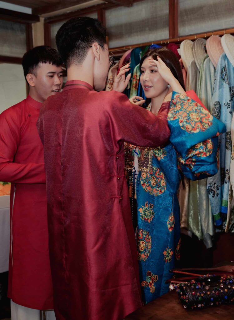 Nhân viên của Hoa Nghiêm Việt Phục tận tình chăm sóc các thí sinh Miss Cosmo 2025