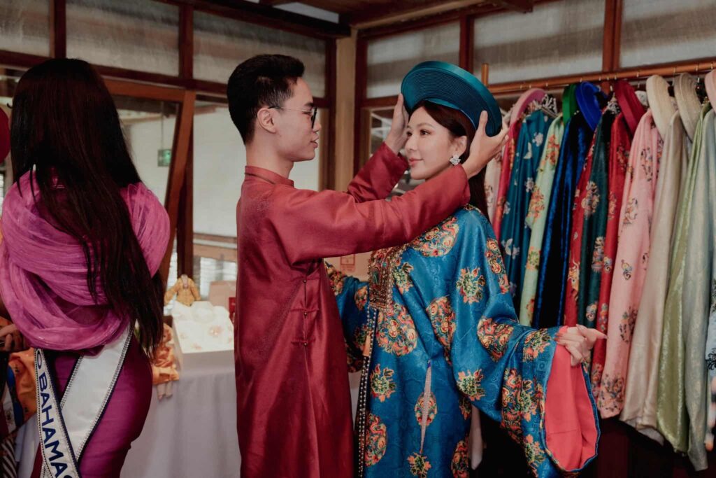 Nhân viên Hoa Nghiêm Việt Phục tận tình chăm sóc các thí sinh Miss Cosmo 2025