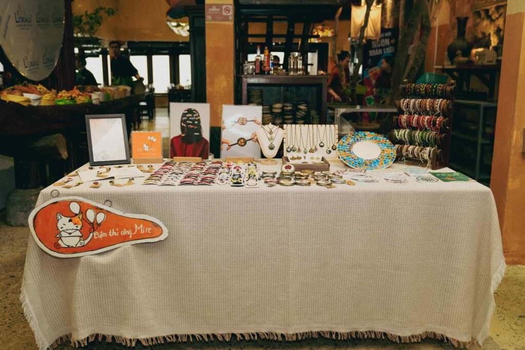 Các gian hàng trưng bày tại Ngày hội Di sản Văn hóa Việt Nam 2025 với chủ đề "Ăn vóc, học hay"