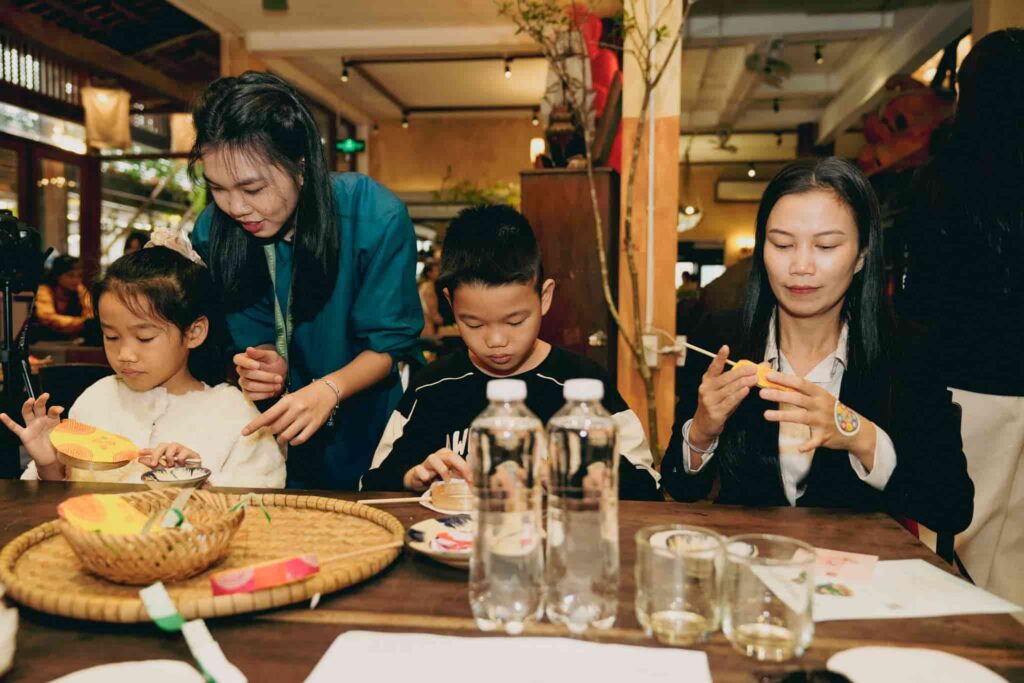 Không chỉ có người lớn mà trẻ em cũng rất háo hức tham gia