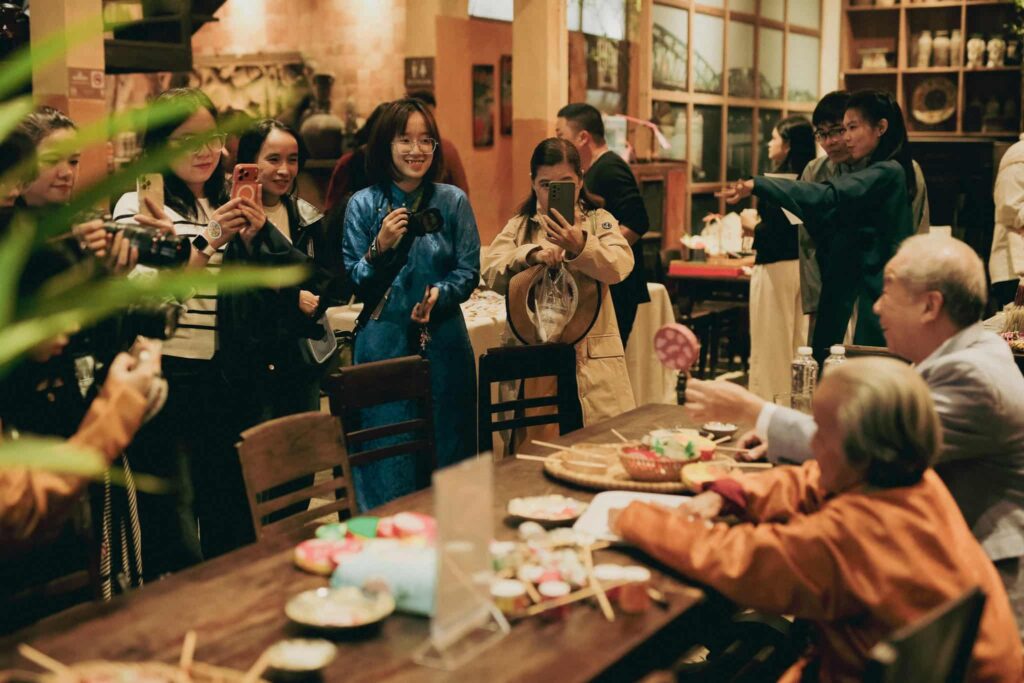 Tham gia trải nghiệm làm trống lùng tùng tại sự kiện