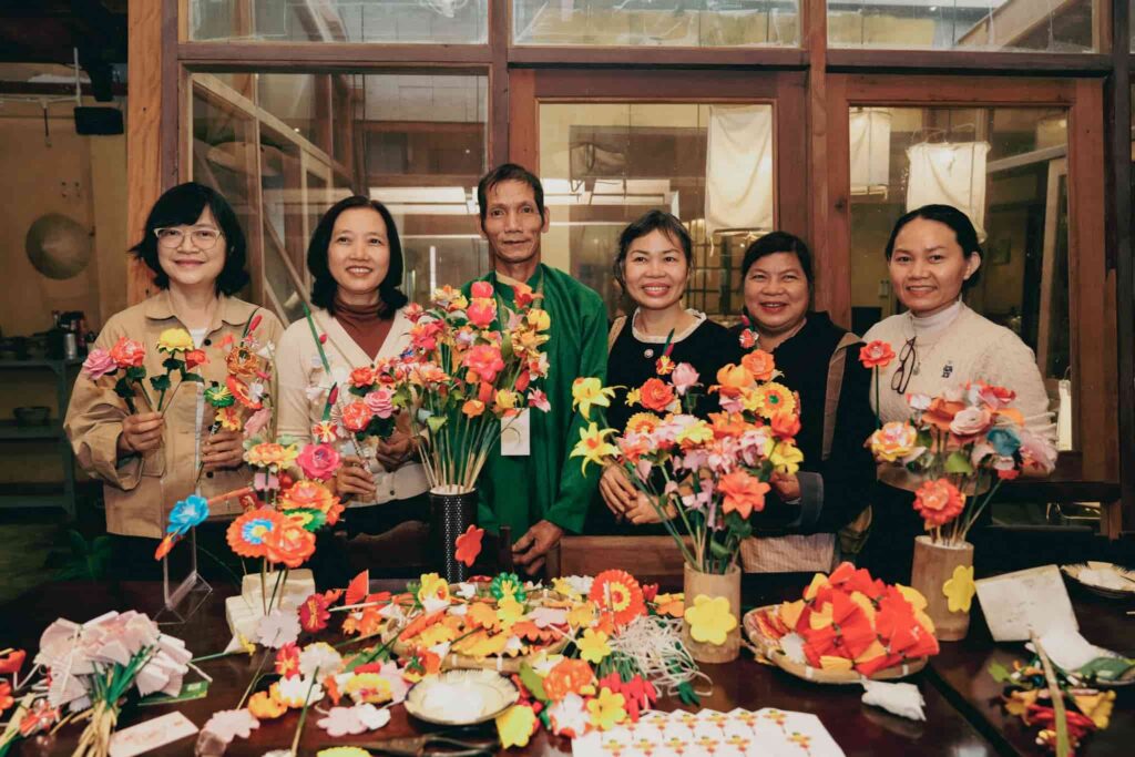 Trải nghiệm làm hoa giấy tại sự kiện