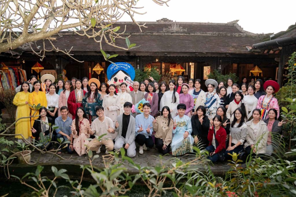 Hoa Nghiêm Việt Phục đồng hành cùng Talkshow Đời sống cung đình Huế 2025 nhằm lan tỏa những giá trị văn hóa truyền thống tốt đẹp của triều Nguyễn Hoa Nghiêm Việt Phục đồng hành cùng Talkshow Đời sống cung đình Huế 2025 nhằm lan tỏa những giá trị văn hóa truyền thống tốt đẹp của triều Nguyễn