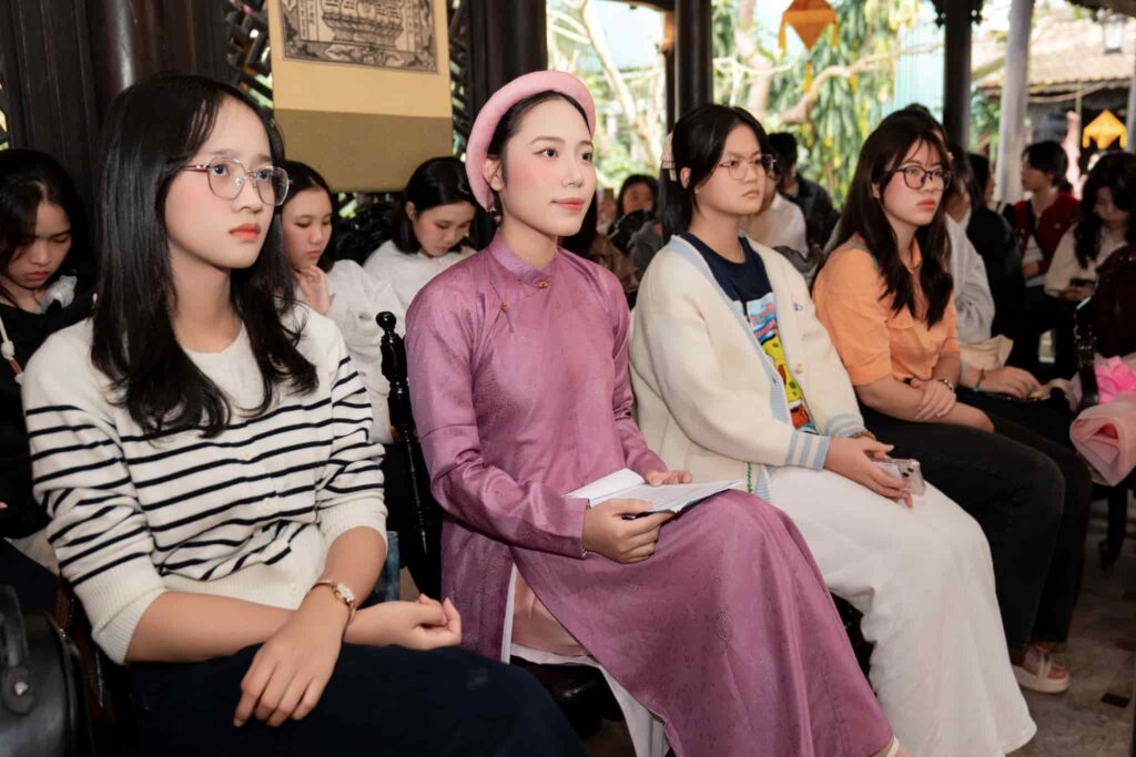 Các bạn trẻ tham gia chăm chú lắng nghe diễn giả